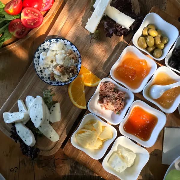 Bozcaada E2 Deniz Otel serpme kahvaltı